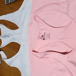 2 90° workout tanks